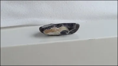 Cette pierre, je l'ai trouvée moi même ! J'en suis fière ! J'ai fait beaucoup de recherches, et j'ai trouvé que c'était...