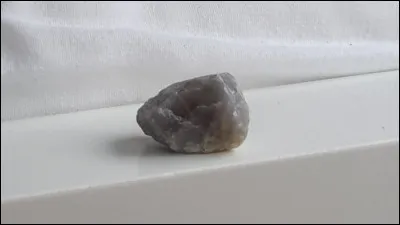 Ah ! Un peu plus complexe...
Cette pierre fait partie de la famille des feldspaths plagioclases. 
Ouais, je sais, c'est dur !