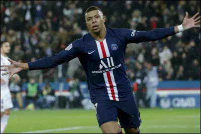 Dans quel club joue Mbappé ?