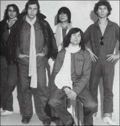 A cette époque, il fait partie d'un groupe, peut-être le reconnaitrez-vous à gauche de la photo, l'un de ses amis est également sur la photo, cette chanson fut un tube !