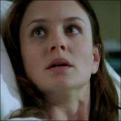 Pourquoi Sara doit-elle laisser la porte de l'infirmerie ouverte  ?