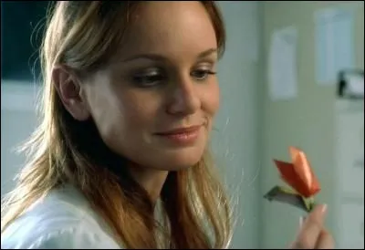 Pourquoi Sara prend-elle la décision de laisser la porte ouverte  ?