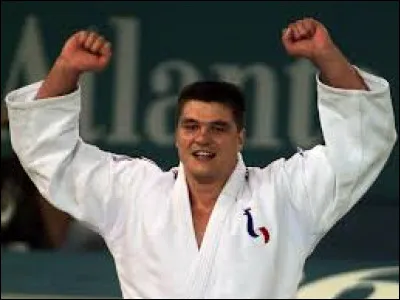 À quel âge Douillet commence le judo dans la commune de Neufchatêl ?