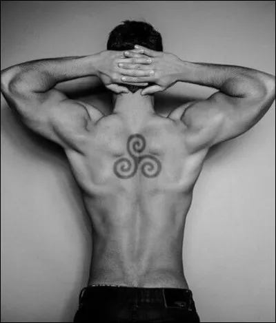 Au début de la série, Derek est représenté comme...