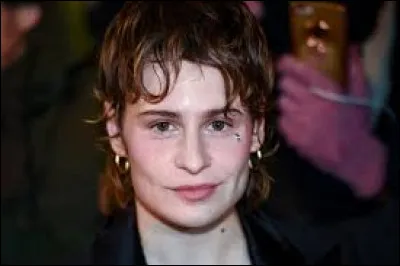 En quelle langue est chanté le duo entre Christine and the Queens et Caroline Polachek ?