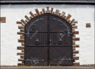 Comment s'appelle le chef de chur des Petits Chanteurs de Saint Marc ? (Indice en image)