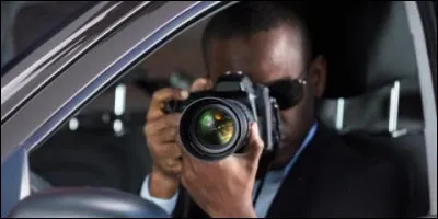 Lui, a pour fonction de surveiller et d'effectuer des filatures concernant des gens aux comportements suspects vis-à-vis de ma personne. C'est...