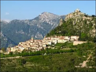 Où se trouve le village de littoral le plus haut d'Europe ?