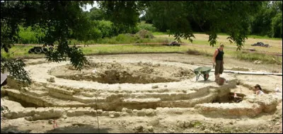 De même, des fouilles assez récentes ont permis de dégager l'emplacement d'un "fanum" monumental : de quoi s'agit-il ?