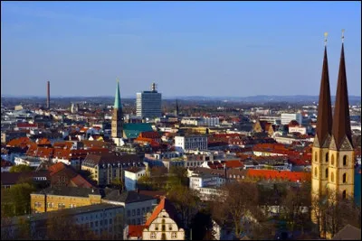 Ville allemande de 320 000 habitants située en Rhénanie-du-Nord-Westphalie, à la lisière de la forêt de Teutobourg :
