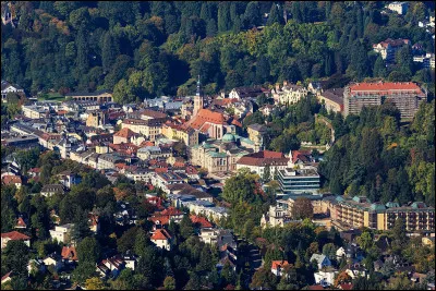 Ville thermale allemande, située dans la vallée du Rhin en bordure de la Forêt-Noire :