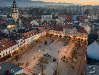 Bielsko-Biała, ville de 170 000 habitants, située dans les Beskides, à la limite de l'ancienne Galicie, se trouve en ...