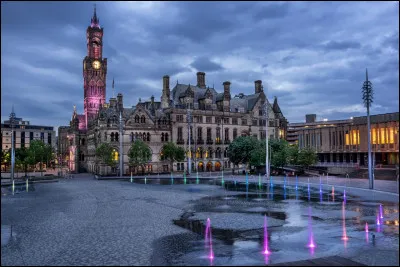 Ville anglaise de 500 000 habitants, située dans le Yorkshire, au pied des Pennines :