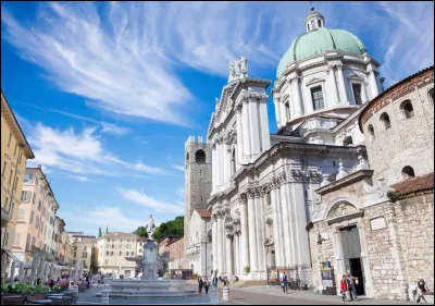 Ville italienne de 200 000 habitants, située en Lombardie, dans la plaine du Pô au pied des Alpes :