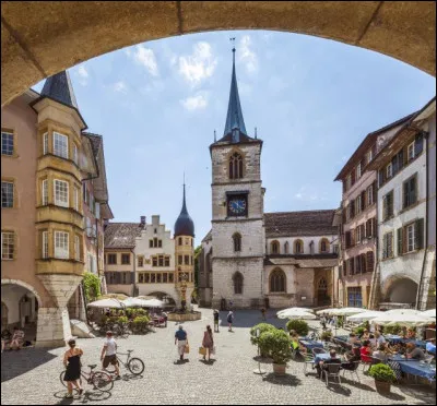 Ville suisse de 55 000 habitants, située au pied du Jura, au bord de son lac :
