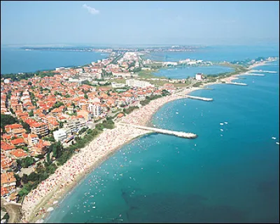 Bourgas, ville de 180 000 habitants située sur la mer Noire, est une ville ...