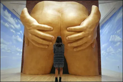 - Art controversé -
+-+-+-+-+-+-+-+-+-+
En 2016, l'uvre d'Anthea Hamilton, une sculpture haute de près de cinq mètres représentant une paire de fesses, faisait l'objet d'un vif débat...