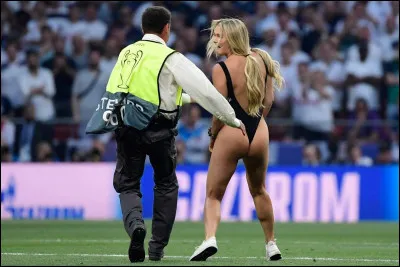 - Popotins vs pépettes -
+-+-+-+-+-+-+-+-+-+-+-+-+
En s'exhibant sur un terrain de soccer, Kinsey Wolanski, une nu-vite, dont le maillot de bain arborait le logo de Vitaly Uncensored, un site appartenant à son petit ami le youtubeur Vitaly Zdorovetskiy, lui a fait faire l'économie d'une pub qui lui aurait coûté 4 millions de dollars :
