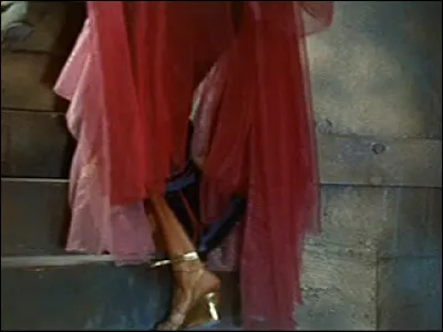 Dans le même film, on assiste à tout un défilé de mode moderne : qu'y a-t-il de particulier sur ce détail ?