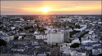 Je sais qu'il connaît bien cette ville ! Barbara l'a mise à l'honneur en chantant qu'il y pleuvait :