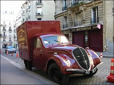 En 1942, dans Paris occupé, un enfant juif, suite à l'arrestation de sa famille par la police française, demande l'asile à Edmond, un commerçant, et l'amène à s'engager malgré lui pour le sauver : c'est ...