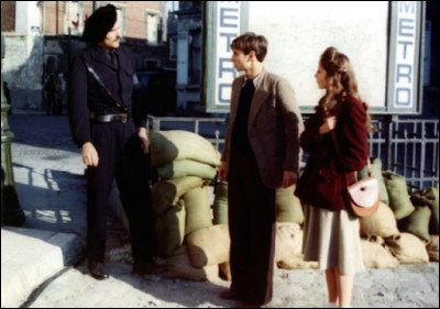 Ce film, sorti en 1974, se déroule pendant la rafle du Vel d'hiv : un étudiant se rend dans le quartier Saint-Paul pour tenter de sauver quelques personnes. Il y rencontre une jeune fille juive (Christine Pascal), qu'il tente de sauver en traversant vers la rive gauche : c'est ...