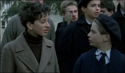 En janvier 1944, un prêtre a caché des enfants juifs dans le collège catholique qu'il dirige : ce film sorti en 1987, c'est ...
