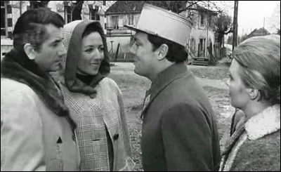 Un capitaine de l'armée française, le comte Pierre de Damville, prisonnier de guerre, blessé en 1940, libéré par les Allemands, revient chez lui. Son château est utilisé comme siège de la Kommandantur locale. Ce film de Claude Chabrol, c'est ...