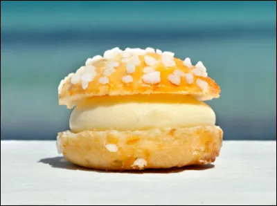 Voici une délicieuse petite brioche généreusement garnie d'un savoureux mélange de deux crèmes onctueuses et saupoudrée de grains de sucre.
Qu'allez-vous déguster ?
