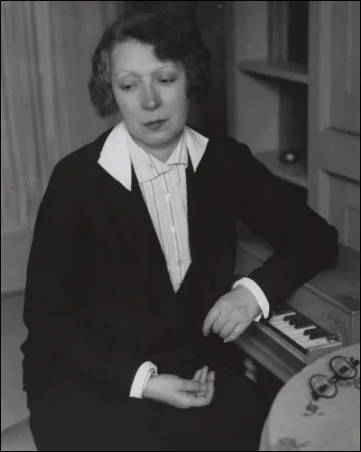 Elle fut une grande artiste peintre au début du XXe siècle, voici ... Laurencin.