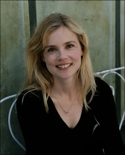 Nous apercevons ici l'actrice française ... Carré.