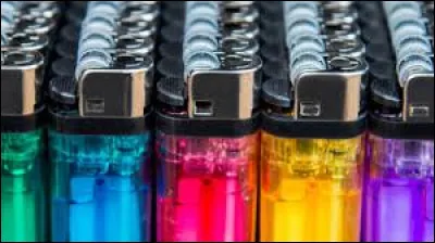 Un "briquetophile" collectionne les briquets.