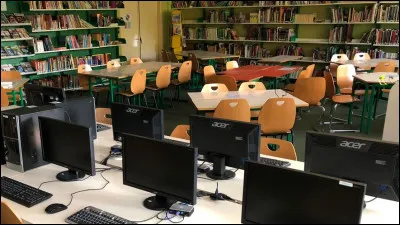 Comment s'appelle l'endroit où les élèves peuvent aller lire ou faire des recherches sur l'ordinateur ?