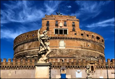 Le château Saint-Ange - Non loin de quel État se trouve le château Saint-Ange ?