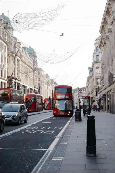 Ce policier a eu la courtoisie de nous remettre dans le droit chemin, il nous dit aussi qu'on se trouve à 13 km de Big Ben. Après 2 km de marche nos pieds sont exténués, nous nous arrêtons à un arrêt de bus, et nous montons dans le bus. 
Mais comment dit-on bus en anglais ?