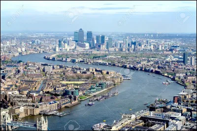 Après avoir visité et admiré Big Ben, nous faisons une petite pose près du fleuve qui traverse Londres. Devant la beauté du fleuve nous décidons donc de le suivre, cela nous fera une belle promenade.
Mais comment s'appelle ce fleuve ?