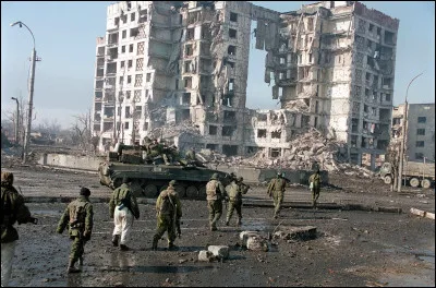La seconde guerre de Tchétchénie se termine avec la prise de Grozny par les troupes russes le 6 février ...