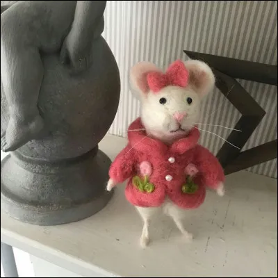 Qui est celle qui s'introduit dans les lieux publics pour repérer des objets à voler ?