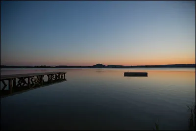 Quel est le plus grand lac lorrain avec une superficie de 11 km2 ?