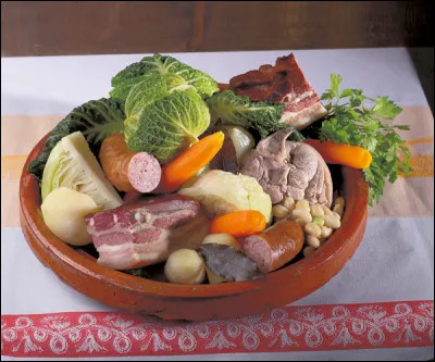 Quelle est cette recette lorraine à base de palette, de lard fumé, de saucisses, de légumes et d'oignons ?