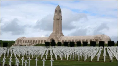 Quelle est cet ossuaire, nécropole nationale érigée à la mémoire des soldats morts lors de la bataille de Verdun en 1916 ?