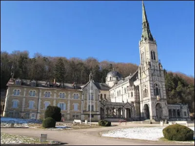Quelle célébrité est née dans le petit village lorrain de Domrémy-la-Pucelle ?