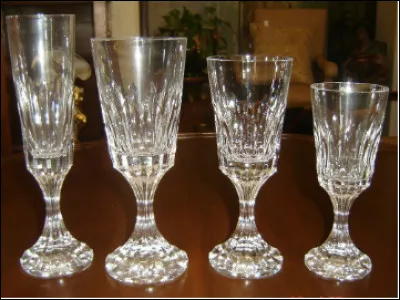 Dans quelle ville de lorraine se trouve une cristallerie de renommée mondiale créée en 1764 ?