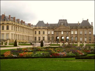 Dans quelle ville le "Versailles lorrain" de 1703 est-il érigé ?