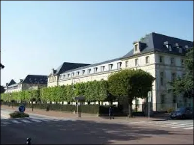 Nous sommes en &Icirc;le-de-France devant le lyc&eacute;e militaire de Saint-Cyr-l'&Eacute;cole. Ville francilienne, dans la Grande Couronne, elle se situe dans le d&eacute;partement ...