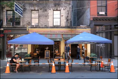 "Hôtel des Amériques" est le titre d'un film interprété par Catherine Deneuve.