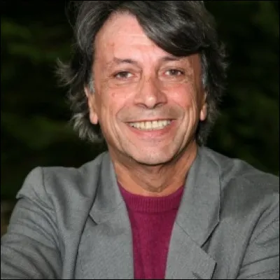 Ce chanteur, célèbre pour son titre à succès de 1965 "Capri c'est fini", c'est ... Vilard.