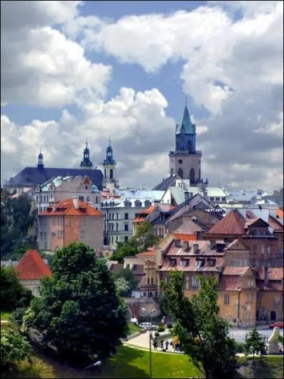 Quelle est cette ville polonaise, avec ses 650 000 habitants ?