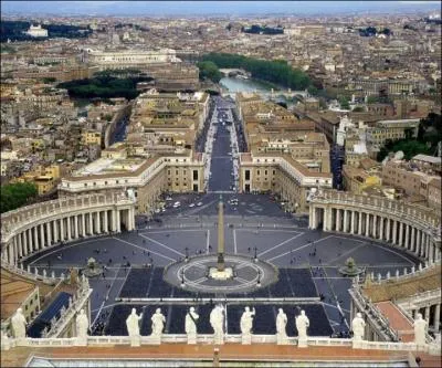 Quel est le nom de la place, connue mondialement, se trouvant au Vatican ?