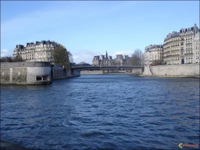 Quel fleuve traverse Paris ?